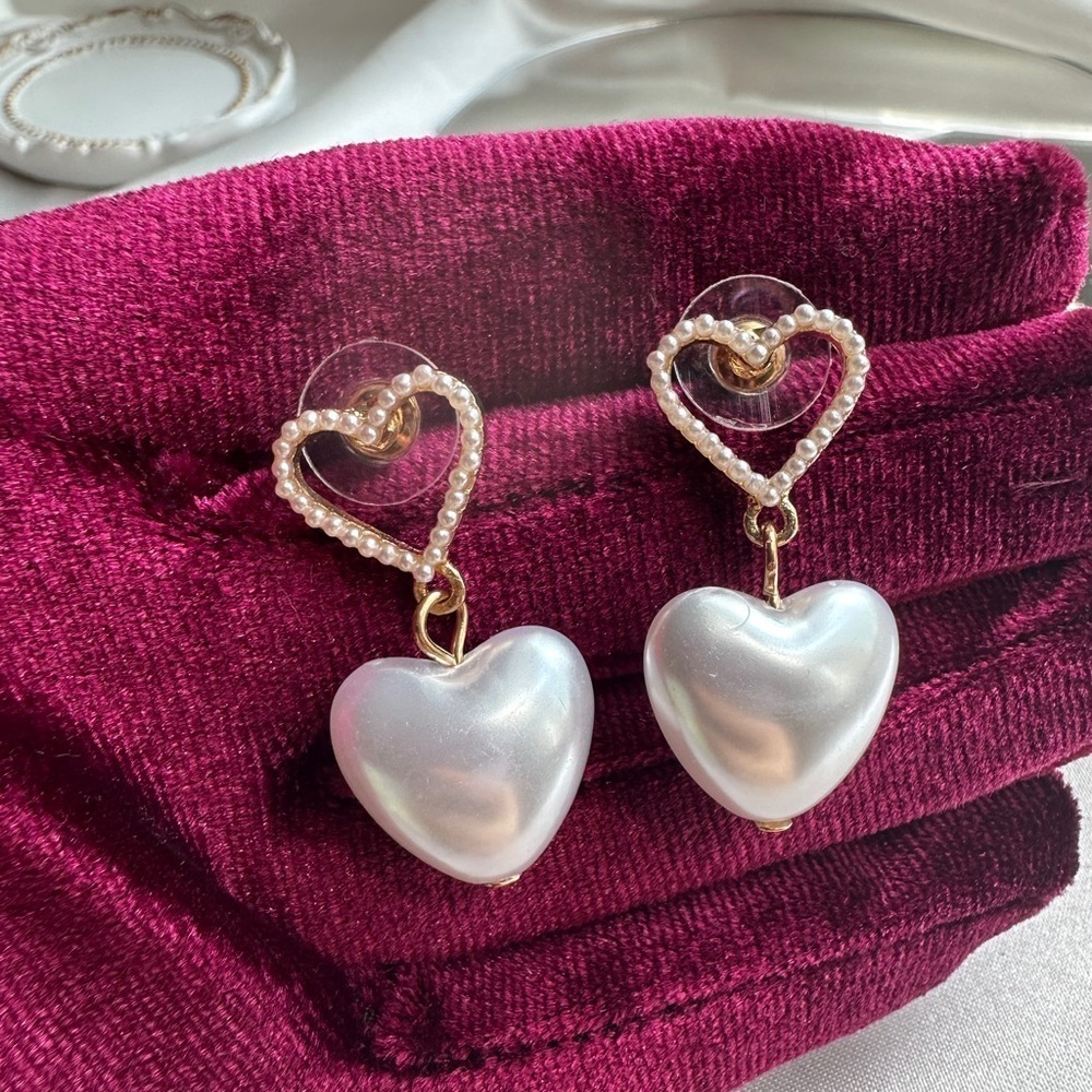 Zara Pearl Heart Earrings
Zircon